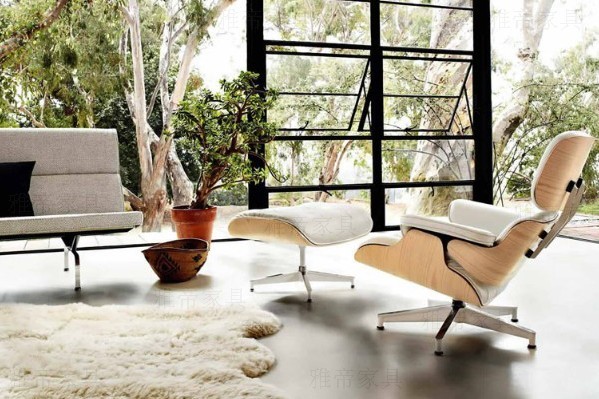 白色<a href='http://www.yunguzhai.cn/Products/EamesLoungeChair.html' class='keys' title='點(diǎn)擊查看關(guān)于伊姆斯休閑椅的相關(guān)信息' target='_blank'>伊姆斯休閑椅</a>（Eames Lounge Chair In White Leather）