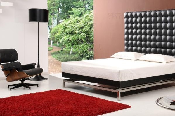 核桃木貼皮的<a href='http://www.yunguzhai.cn/Products/EamesLoungeChair.html' class='keys' title='點(diǎn)擊查看關(guān)于伊姆斯休閑椅的相關(guān)信息' target='_blank'>伊姆斯休閑椅</a>（walnut Eames Lounge Chair）